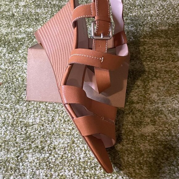 Tahari women’s tan leather sandals . size 10 - Picture 2 of 4